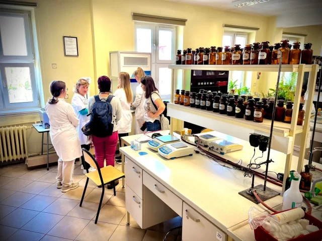 🇵🇱
🌞Przywiozły nam słońce do Wrocławia❗️

W tym tygodniu gościmy dwie nauczycielki z #Fuerteventura. W ramach #jobshadowing #ErasmusPlus Nuria i Conchi odwiedziły nasze Szkoły by podejrzeć jak w Polsce kształcimy 
przyszłych farmaceutów💊 i fryzjerów✂️. Były zaskoczone tym, jak komfortowe warunki pracy mają uczniowie.😎

Ogromne podziękowania dla wrocławskich Szkół za otwartość i świetną atmosferę‼️ A wszystkim uczniom życzymy powodzenia na egzaminach zawodowych – trzymamy mocno kciuki‼️🔥🤞

🇬🇧
🌞 They brought the sunshine to Wrocław! ❗️

This week, we’re hosting two amazing teachers from #Fuerteventura. As part of their #jobshadowing experience with #ErasmusPlus, Nuria and Conchi visited our schools to see how we train future pharmacists 💊 and hairdressers ✂️ here in Poland.

They were really impressed by how comfortable and well-equipped the learning environment is for our students! 😎

Huge thanks to the Wrocław schools for being so open and welcoming – the atmosphere has been fantastic ‼️
And to all students taking their vocational exams – good luck, we’re rooting for you ‼️ 🔥🤞 @dspm_wroclaw