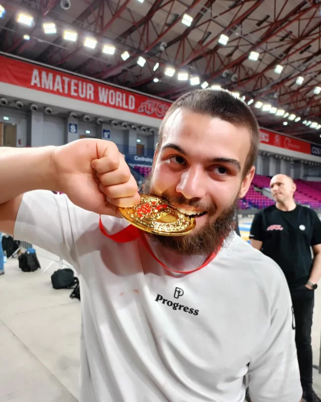 🇵🇱
🥇🔥 MAMY MISTRZA ŚWIATA! 🔥🥇

Nie żartujemy — Didac zgarnął ZŁOTO na ADCC Amateur World Championship 2025! 💪🌍

Przyjechał do nas z Kraju Basków na 3️⃣-miesięczny staż jako trener personalny… A wraca z tytułem Mistrza Świata! 😱🥇 Wszystkie walki wygrane. Bezbłędny turniej. Zero przypadku. 💯

📌 Dla tych, którzy nie wiedzą — ADCC to światowa liga grapplingu: walka bez kimona, bez kalkulacji, tylko technika i charakter.⚡

Didac pokazał, że pokora + praca = wynik. Dokładnie jak w kształceniu zawodowym. 👊

Duma to za mało powiedziane.🔥� 
🇬🇧
🥇🔥 WORLD CHAMPION WITH US! 🔥🥇

No joke — Didac just took GOLD at the ADCC Amateur World Championship 2025! 💪🌍

He came to us from the Basque Country for a 3️⃣-month internship as a personal trainer… and now he’s going home as an Amateur World Champion! 😱🥇Won every match. Flawless performance. No luck — just skill, discipline, and hard work. 💯

📌 For those who don’t know — ADCC is a grappling league: no gi, no stalling — just technique and character.⚡

Didac proved that humility + hard work = results. Exactly like in vocational training. 👊

“Proud” doesn’t even begin to cover it. 🔥

#ADCC #BasquePower @didac.morales @gajewski_trening @ikaslanmobility @adcc_official