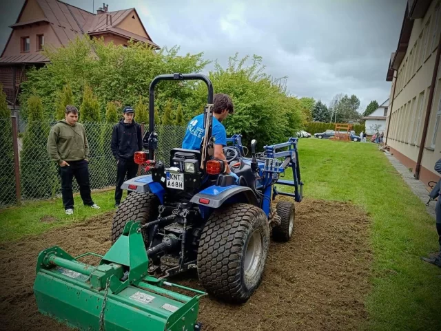 Za nami tydzień pełen pracy, inspiracji i górskich klimatów!⛰️

Wspólnie z naszymi przyjaciółmi z Nowego Targu i Kraju Basków zrealizowaliśmy projekt w obszarze rolnictwa. To było prawdziwe partnerstwo.

Uczniowie z Hiszpanii spędzili tydzień na Podhalu: pracowali z kolegami z Polski, odwiedzali lokalnych rolników, poznali proces tworzenia oscypków🧀, a przy okazji odkryli uroki regionu – od Morskiego Oka po termalne kąpiele💦.

To był intensywny, ale bardzo wartościowy czas. Dziękujemy wszystkim za zaangażowanie – zwłaszcza Dyrekcji, Kadrze i Uczniom Zespołu Szkół Centrum Kształcenia Rolniczego w Nowym Targu za otwartość, wsparcie i góralską gościnność. Tak wygląda prawdziwa współpraca bez granic!🇵🇱🤝🇪🇸

#Rolnictwo #EdukacjaZawodowa #Podhale #KrajBasków #ErasmusPlus 

What a week it’s been — full of hard work, inspiration, and mountain vibes! ⛰️

Together with our partners from Nowy Targ and the Basque Country, we carried out a hands-on agricultural project rooted in true collaboration.

Students from Spain spent a week in the Podhale region, working alongside their Polish peers, visiting local farms, and learning how traditional oscypek cheese is made 🧀. And of course, they had a chance to explore the beauty of the area – from hiking to Morskie Oko to relaxing in the thermal baths 💦.

It was an intense but incredibly rewarding experience. A huge thank-you to everyone involved – especially the leadership, staff, and students of the Zespół Szkół Centrum Kształcenia Rolniczego in Nowy Targ for your openness, support, and true highlander hospitality. This is what meaningful cross-border cooperation looks like! 🇵🇱🤝🇪🇸

#Agriculture #VocationalEducation #Podhale #BasqueCountry #ErasmusPlus @agrarioarkaute @zsckr.nowytarg